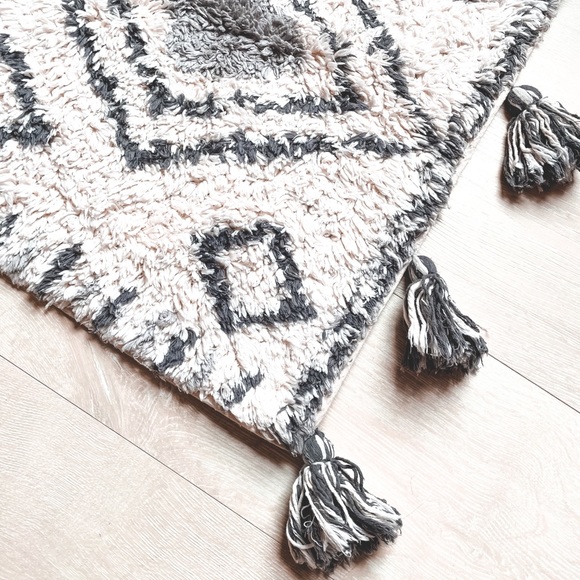• uo boho tuft geometric tassel rug • - Picture 2 of 5